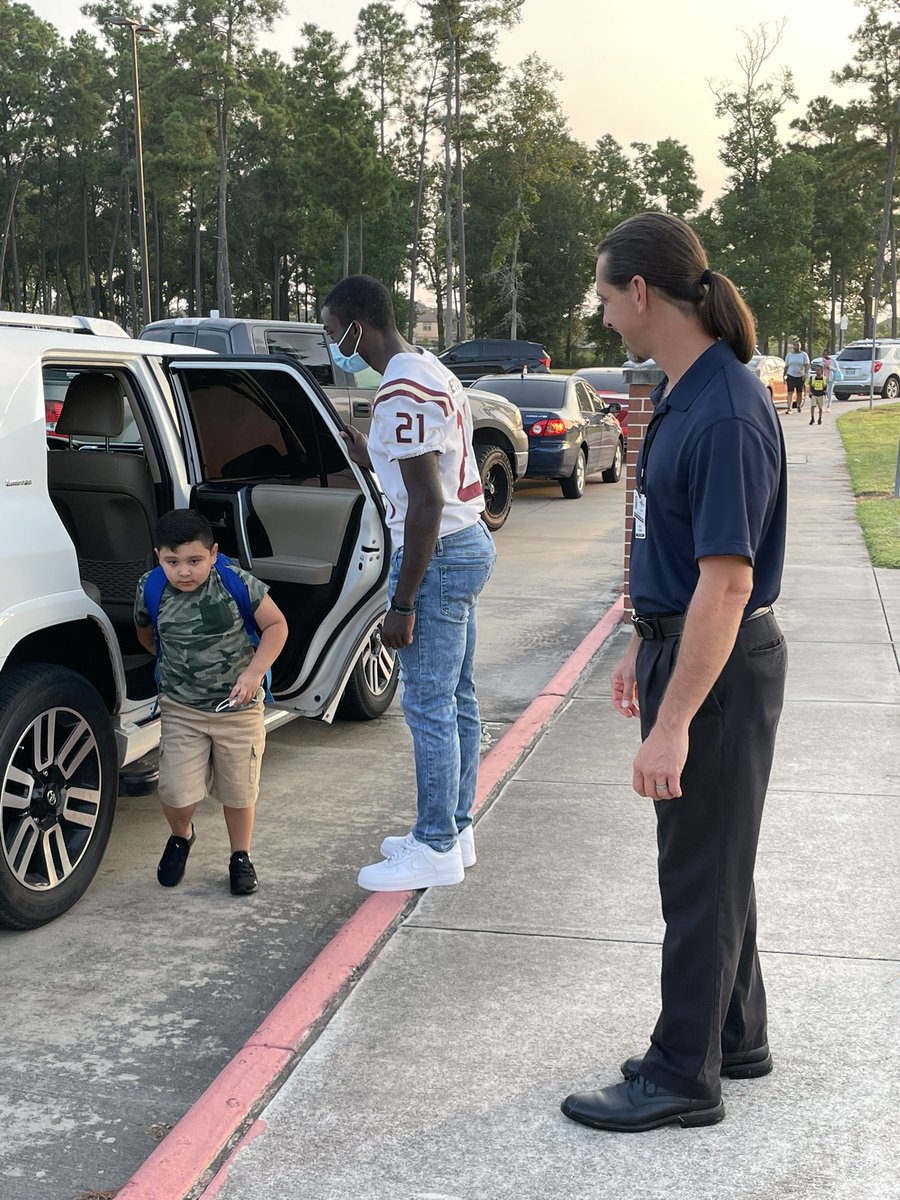 HumbleISD_RCE's tweet photo. #CubCommUNITY 😊💚💙 Why I ❤️ our @HumbleISD_RCE @HumbleISD? We are a CommUNITY! Thank you @HumbleISD_SCHS @SC_BulldogFB for taking care of our Cubs! https://t.co/KFl0awpDUZ