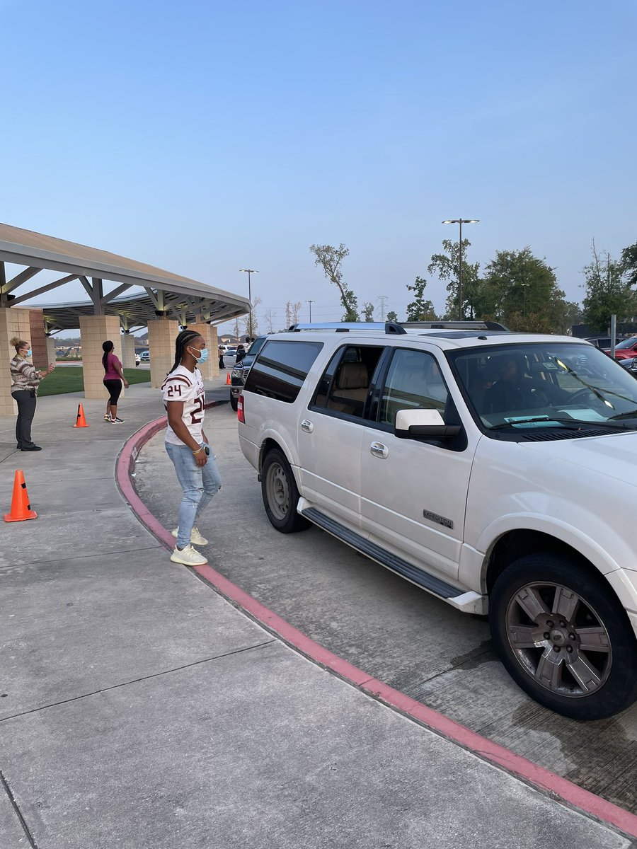 HumbleISD_RCE's tweet photo. #CubCommUNITY 😊💚💙 Why I ❤️ our @HumbleISD_RCE @HumbleISD? We are a CommUNITY! Thank you @HumbleISD_SCHS @SC_BulldogFB for taking care of our Cubs! https://t.co/KFl0awpDUZ