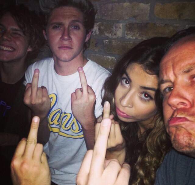 NiallHDailyNews's tweet photo. 7 years ago, Niall Horan was with Ashton Irwin in London with some friends ! https://t.co/eeCiGX6Fe6