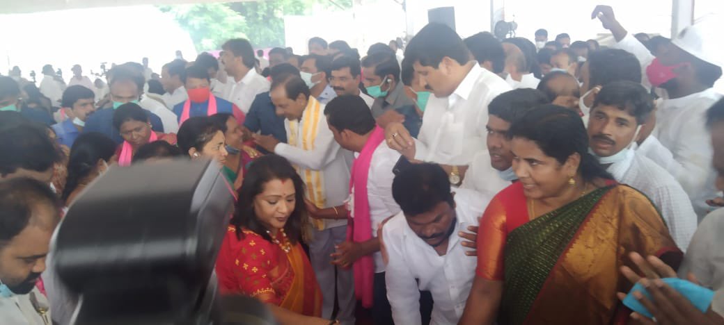 gadwalvijayainc's tweet photo. దేశ రాజధాని ఢిల్లీలో తెలంగాణ రాష్ట్ర సమితి పార్టీ కార్యాలయ నిర్మాణానికి టీఆర్ఎస్ అధినేత, ముఖ్యమంత్రి శ్రీ కేసీఆర్‌ గారు భూమి పూజ చేశారు. @KTRTRS @trspartyonline @ntdailyonline 
#TRSofficeInDelhi #TRSJendaPanduga https://t.co/eJUAZiRfAA