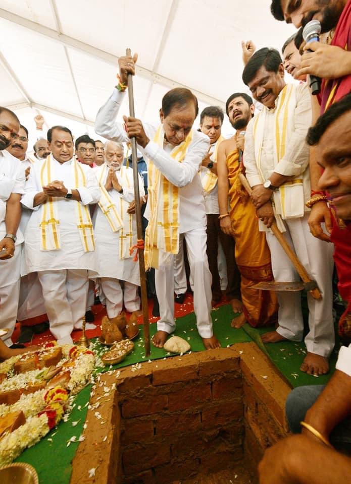 gadwalvijayainc's tweet photo. దేశ రాజధాని ఢిల్లీలో తెలంగాణ రాష్ట్ర సమితి పార్టీ కార్యాలయ నిర్మాణానికి టీఆర్ఎస్ అధినేత, ముఖ్యమంత్రి శ్రీ కేసీఆర్‌ గారు భూమి పూజ చేశారు. @KTRTRS @trspartyonline @ntdailyonline 
#TRSofficeInDelhi #TRSJendaPanduga https://t.co/eJUAZiRfAA