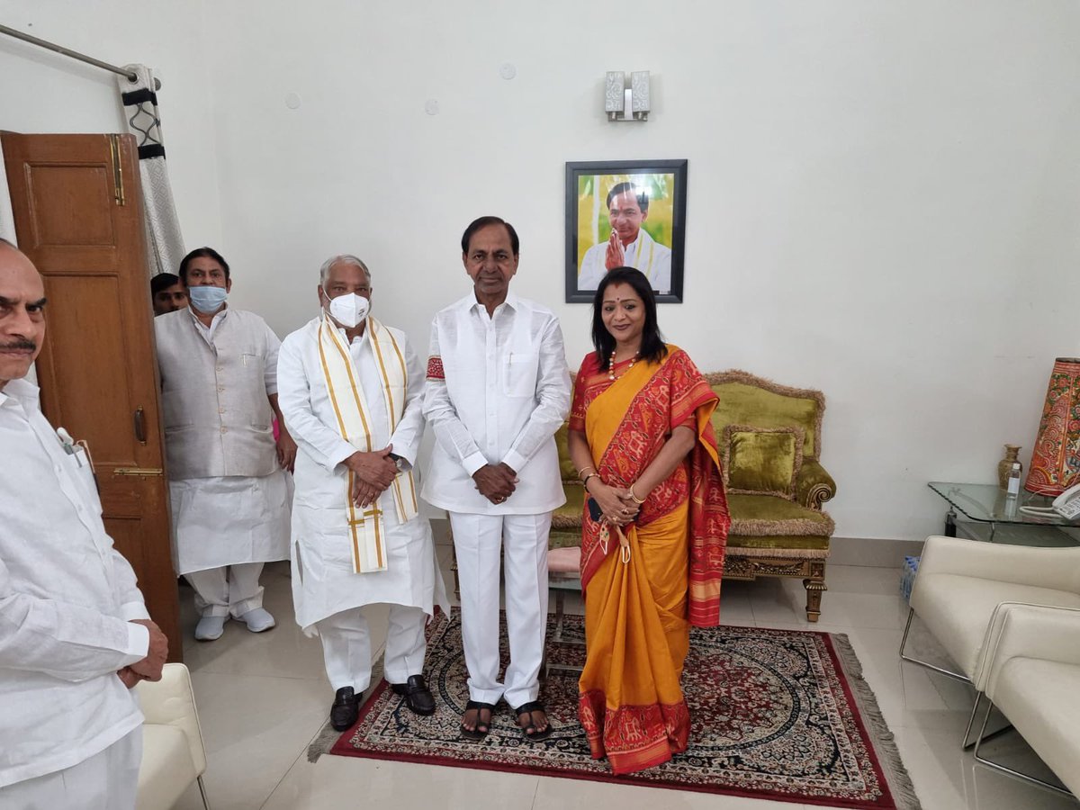 gadwalvijayainc's tweet photo. దేశ రాజధాని ఢిల్లీలో తెలంగాణ రాష్ట్ర సమితి పార్టీ కార్యాలయ నిర్మాణానికి టీఆర్ఎస్ అధినేత, ముఖ్యమంత్రి శ్రీ కేసీఆర్‌ గారు భూమి పూజ చేశారు. @KTRTRS @trspartyonline @ntdailyonline 
#TRSofficeInDelhi #TRSJendaPanduga https://t.co/eJUAZiRfAA