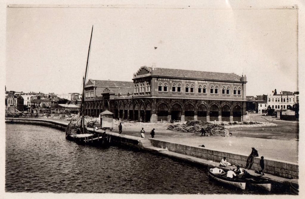 MimariDernegi's tweet photo. 1989’da tescilli Kadıköy Hal Binası Avlusu’na kaçak yapılan sahnenin 2007’de kurulca tescillenmesi bir garabet, üzerine Haldun Taner Sahnesi Restorasyonu’nu yapıyoruz demek ayrı bir garabet. Kadıköy Hal Binası hayalet mi? Durdurun ltfn restorasyonu. @IbbMiras @mhrpolat @oktayozel https://t.co/d0aIql2ekI