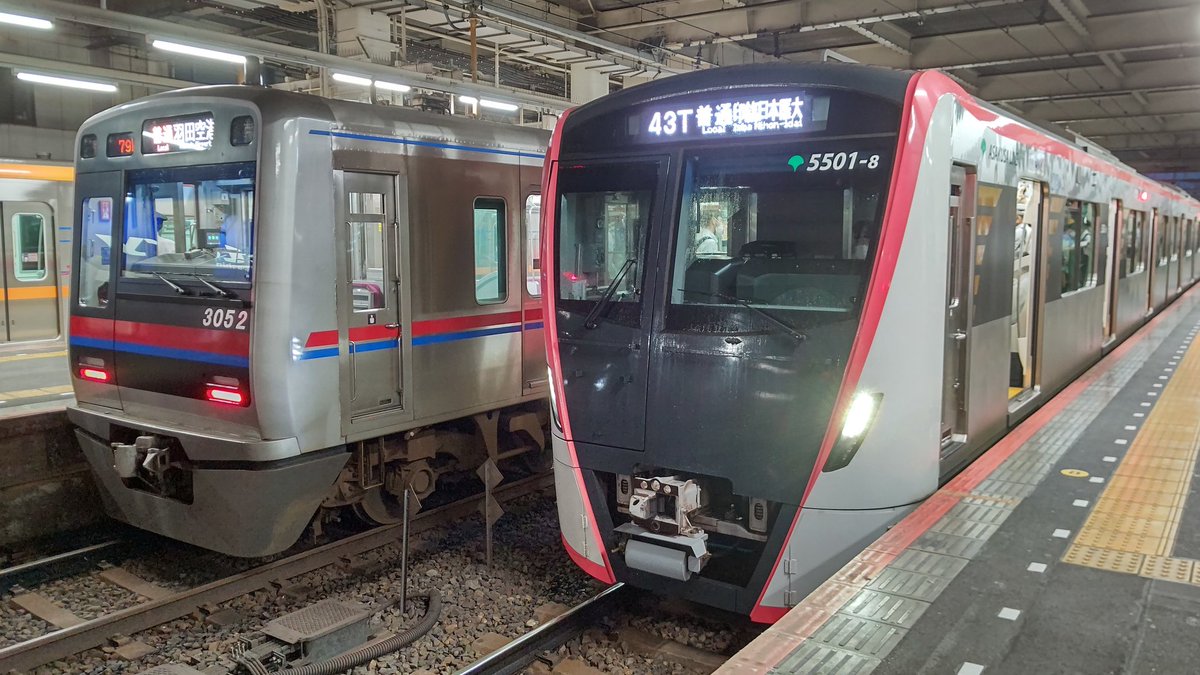 8107F_TRTA's tweet photo. 京成高砂で京成カラーになった京成3000形(3052-8編成)との並びを撮りました。
#京成3000形 #京成3050形 #3000形 #3050形 #3052編成 #3052F #5500系 #5500形 #都営5500系 #都営5500形 #都営浅草線 #浅草線 #5501編成 #5501F https://t.co/cEpLBcG6P6