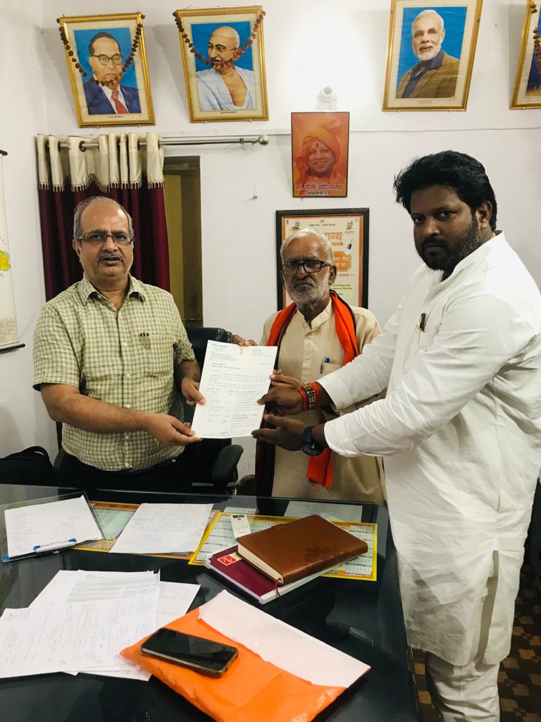 puvvnlballia's tweet photo. विद्युत वितरण मंडल कार्यालय में माननीय माननीय सांसद श्री रविंद्र कुशवाहा जी के प्रतिनिधि द्वारा रिवैंप योजना के अंतर्गत अपने कार्यों को सम्मिलित कराने हेतु पत्र उपलब्ध कराते हुए https://t.co/rcIc4h4MHL