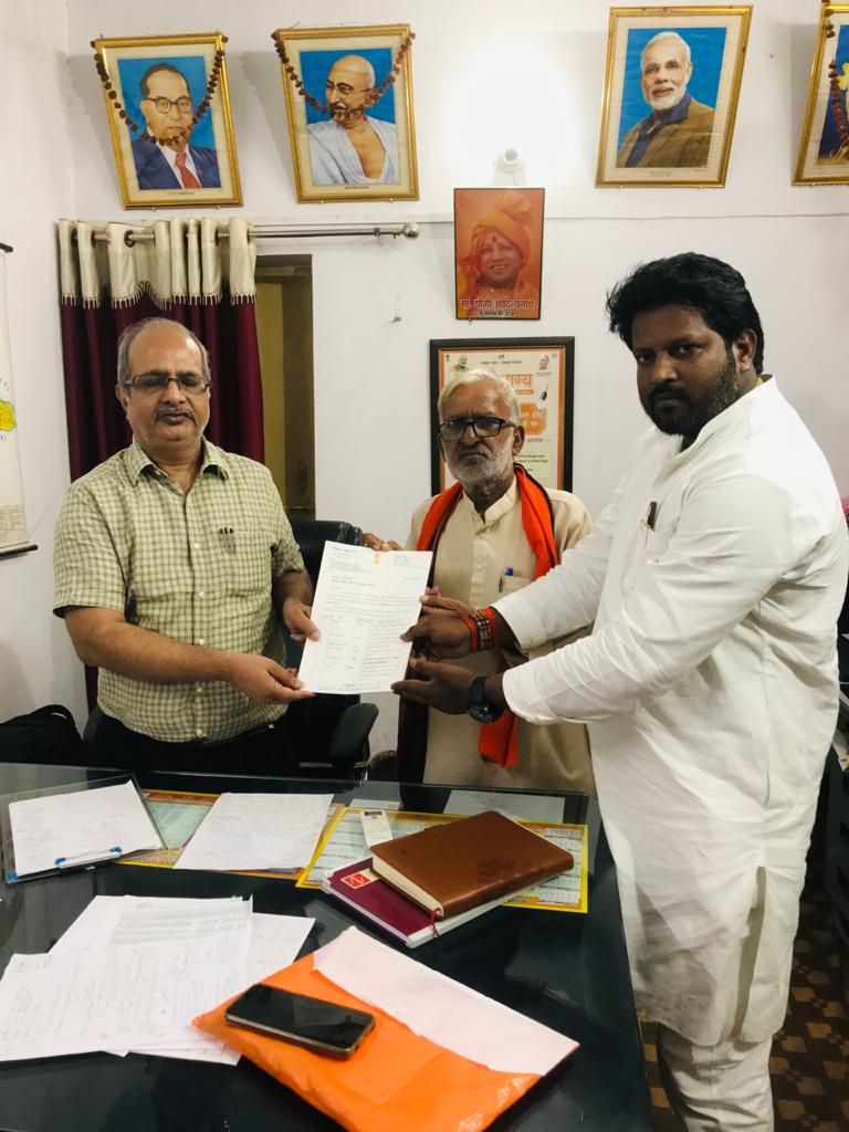 puvvnlballia's tweet photo. विद्युत वितरण मंडल कार्यालय में माननीय माननीय सांसद श्री रविंद्र कुशवाहा जी के प्रतिनिधि द्वारा रिवैंप योजना के अंतर्गत अपने कार्यों को सम्मिलित कराने हेतु पत्र उपलब्ध कराते हुए https://t.co/rcIc4h4MHL