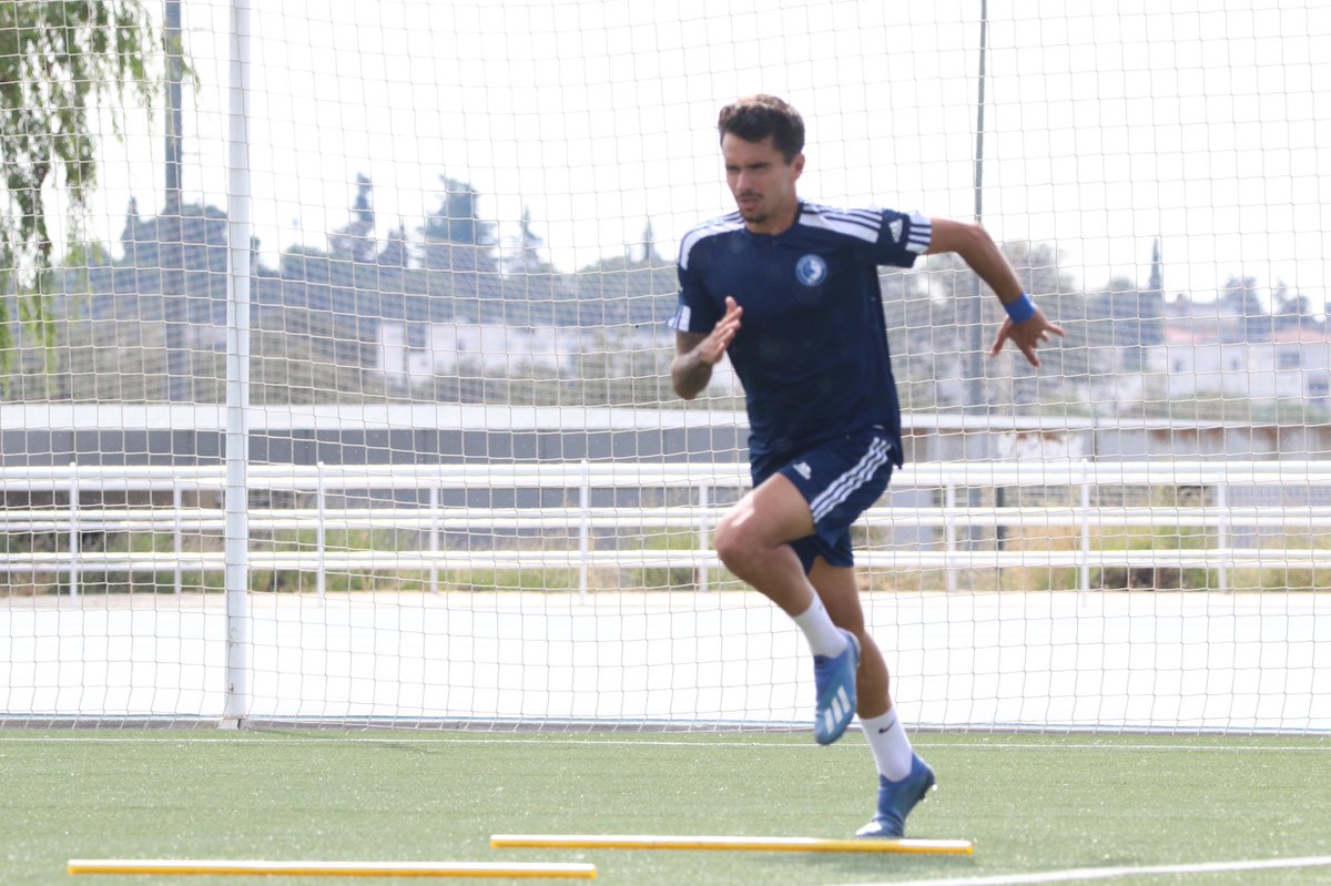 PRIMER EQUIPO| #31. Volvemos a ejercitarnos en #Navalcarbon con la máxima ilusión para preparar el debut liguero del domingo.

Muchas ganas de que ruede el balón ⚽️ de nuevo y muchas ganas de competir y plasmar en el campo lo trabajado.

#CorazonAzul | 💙
#QueTodoVuelvaAEmpezar