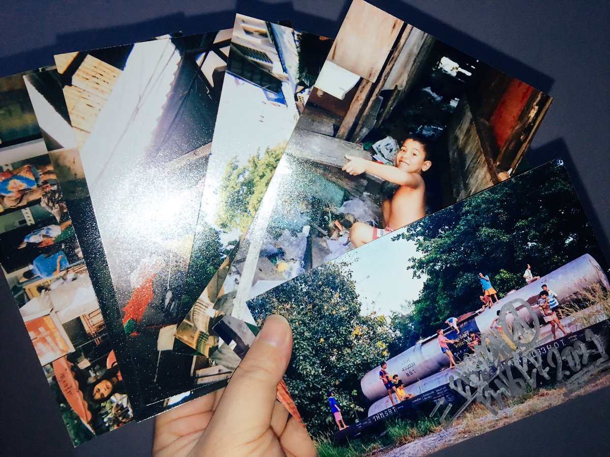 sophieindahaus's tweet photo. ได้รับแล้วเรียบร้อย กับเซ็ตภาพถ่ายพร้อมลายเซ็นต์ “Disposable Me : Klong Toey” - ภาพถ่ายในคลองเตย โดย บุ๊ค Elevenfinger
.
สำหรับผู้ที่สนใจ สามารถติดต่อได้ที่แฟนเพจ : School Town King
#SupportLivingArtists
#SupportDemocrazy
#SchoolTownKing #ElevenFinger
#ม็อบ2กันยา https://t.co/owOLZ8JfHx