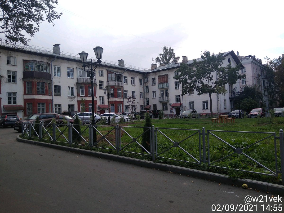 w21vek's tweet photo. Фонари в одном из дворов квартала на Фрунзе. Установлены недавно. https://t.co/mG9MQSBIJL