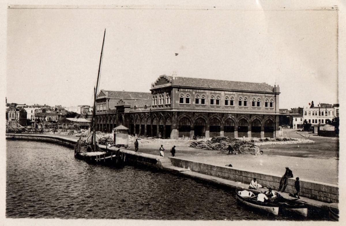 mrkvkd's tweet photo. 1989’da tescilli Kadıköy Hal Binası Avlusu’na kaçak yapılan sahnenin 2007’de kurulca tescillenmesi bir garabet, üzerine Haldun Taner Sahnesi Restorasyonu’nu yapıyoruz demek ayrı bir garabet. Kadıköy Hal Binası hayalet mi? Durdurun ltfn restorasyonu. @IbbMiras @mhrpolat @oktayozel https://t.co/nk5Nsp4v8z