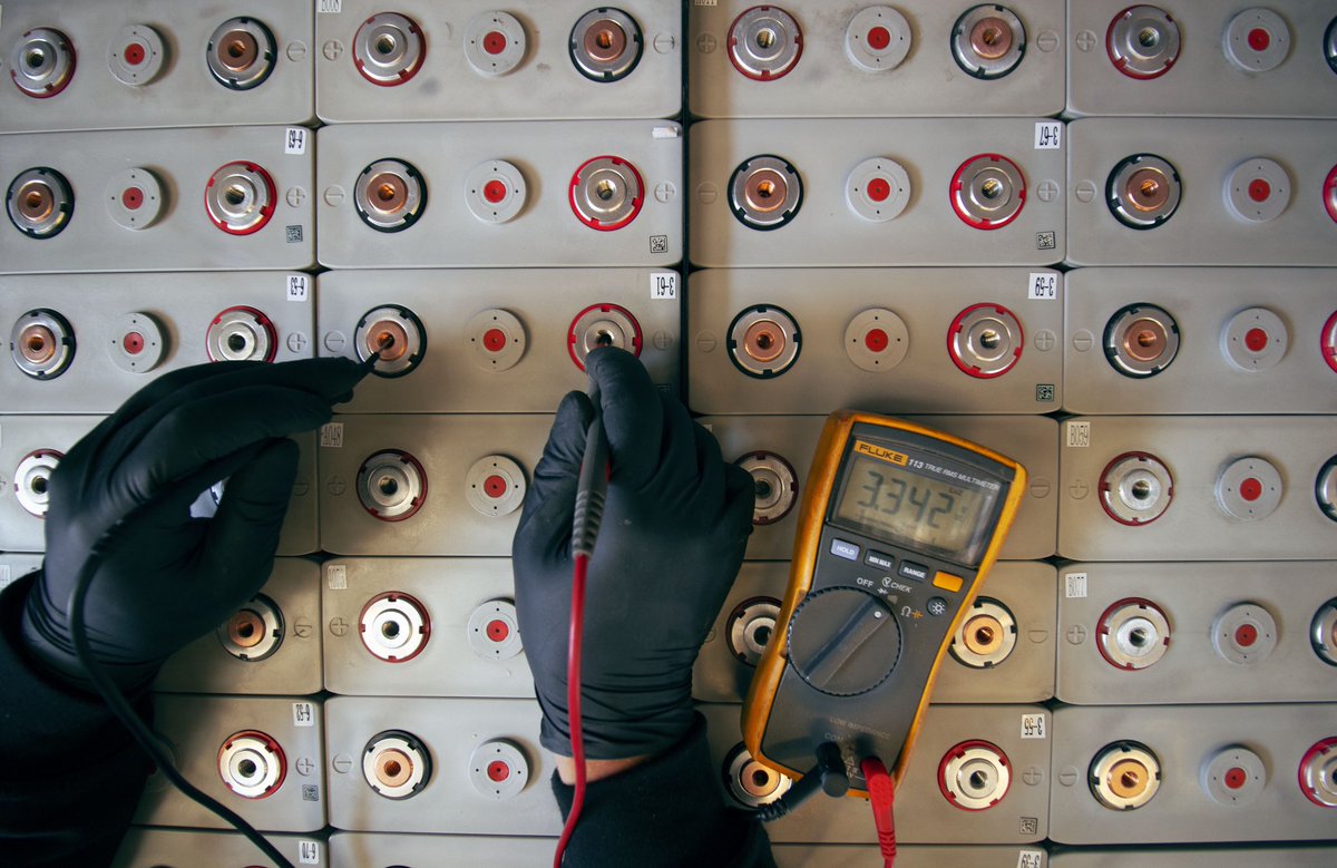 NewElectric's tweet photo. Dense energy storage, a whole container filled with batteries! https://t.co/mKePEvYbea
