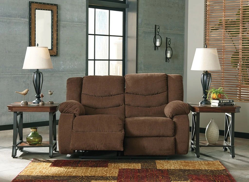 Color Trend: Chocolate brown is having a "sweet" interior design moment thanks to its friendly warm tones and neutral appeal. 👍🏽
 
Shop Now: buff.ly/3sTfkBE
 
#regency #regencyfurniture #savewithstyle #livingroom #tulen #recliner #loveseat