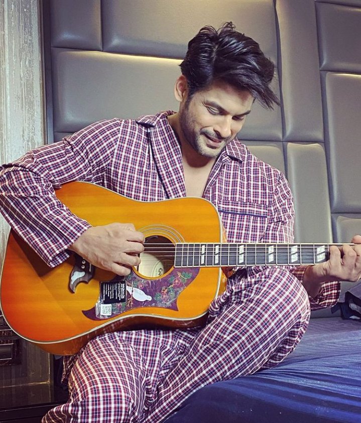 SingerZiya's tweet photo. अब हमारे बिच नहीं रहे सिद्धार्थ शुक्ला  (@SiddharthShukla) जी हुई हार्ट अटैक से मौत 
R.I.P. @SiddharthShukla 🙏 https://t.co/lTpS0VK9Al