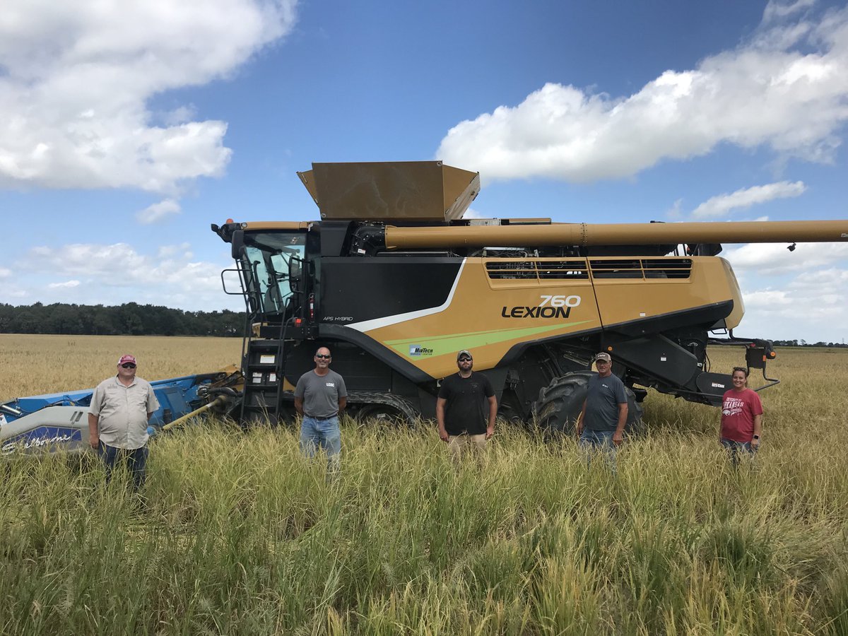 RussParker11's tweet photo. Row Rice on the Ray Stone Farm in Lawrence County harvested for The Crop Per Drop Contest. This field featured the tailwater recirculating pump system developed by Dr Henry. Pictured are: Bryce Baldridge-UAEX, Ray Stone, Ben Stone, Kelley Pruitt, Courtney Sisk-UAEX. https://t.co/EsarD2e8Yg