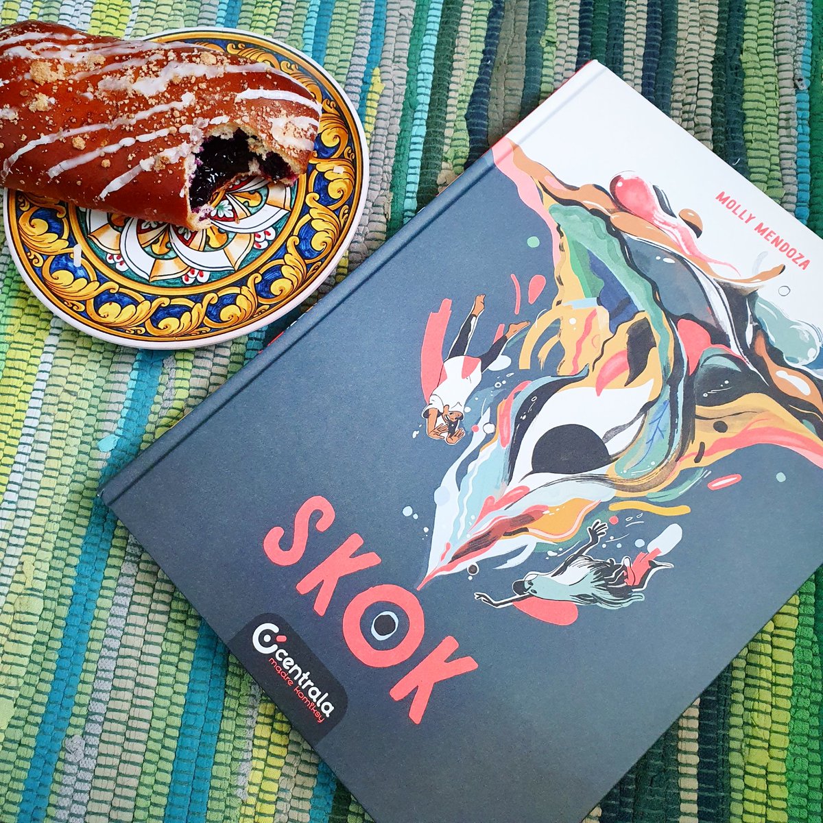Kolejna propozycja na mądrą odsapkę po szkole. #Skok #MollyMendoza od <a href="/centrala_books/">centrala</a>. #DlaDzieci i rodziców, dla każdego, kto kocha kolor i malarstwo.

#komiks #czytanie #malarstwo #mądrekomiksy #powieśćgraficzna #graphicnovel #painting #fantasy #baśń #postapo #nerdzenie