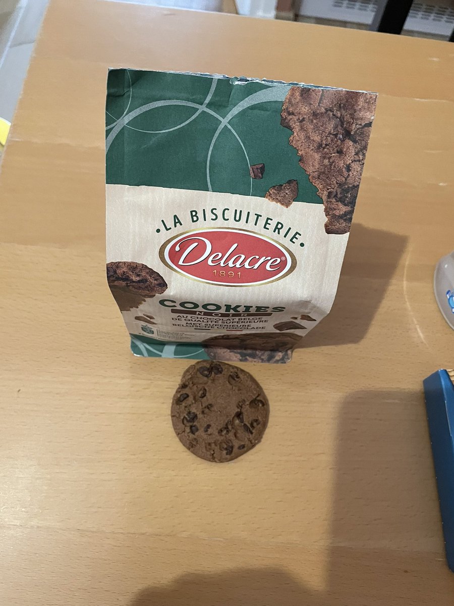 Guiguaille's tweet photo. #Delacre c’est quoi cette grosse boîte pour de si petits cookies? Pas très #ecoresponsable votre emballage vu la différence de taille ! https://t.co/yeraLaxfUy