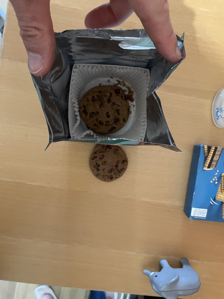 Guiguaille's tweet photo. #Delacre c’est quoi cette grosse boîte pour de si petits cookies? Pas très #ecoresponsable votre emballage vu la différence de taille ! https://t.co/yeraLaxfUy