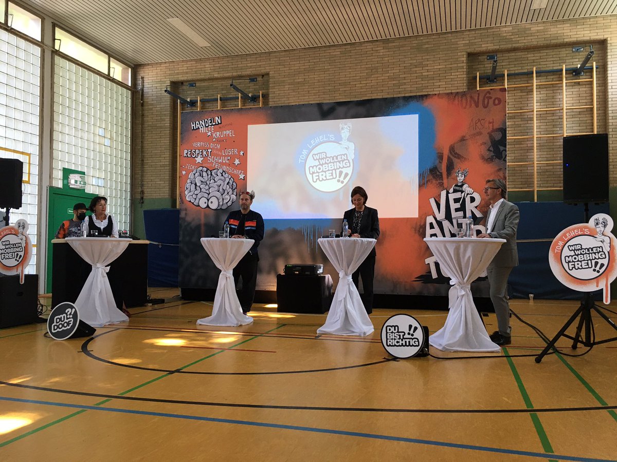 Maria4711's tweet photo. Pressekonferenz zum Auftakt von „Wir wollen mobbingfrei!“ mit unserem Vorstand Lutz Kaiser, @Tom_Lehel und NRW-Schulministerin Yvonne Gebauer @pronovabkk #kinderstarkmachen #nomobbing https://t.co/UOcyC7MxwH