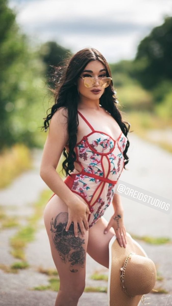 Less perfection, more authenticity 🌺 
📸: @jreidstudios