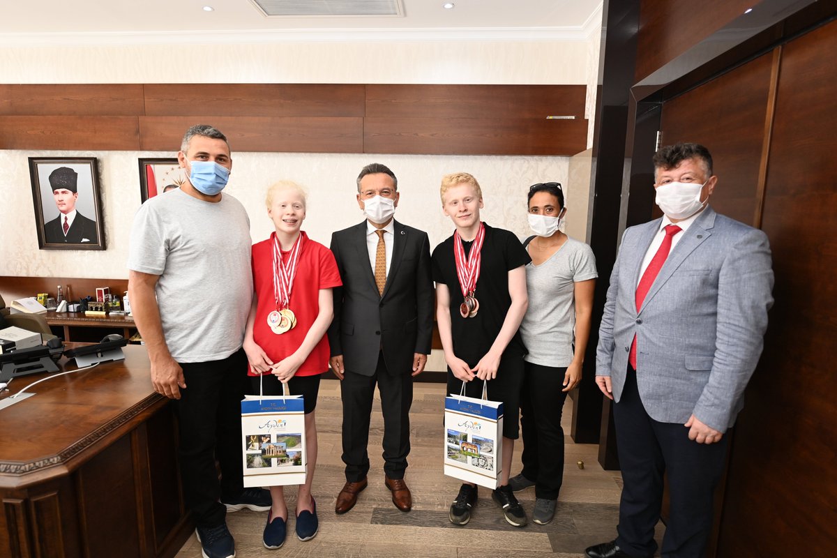 İstanbul’da düzenlenen Görme Engelliler Türkiye Yüzme Şampiyonası'nda 4 altın, 2 gümüş madalya kazanan Ceren Yergezen ve 1 altın, 3 gümüş, 2 bronz madalya kazanan Yaşar Yergezen,  Valimiz Sayın Hüseyin Aksoy’u ziyaret etti. Sayın Valimiz, sporcuları kutlayarak başarılar diledi.