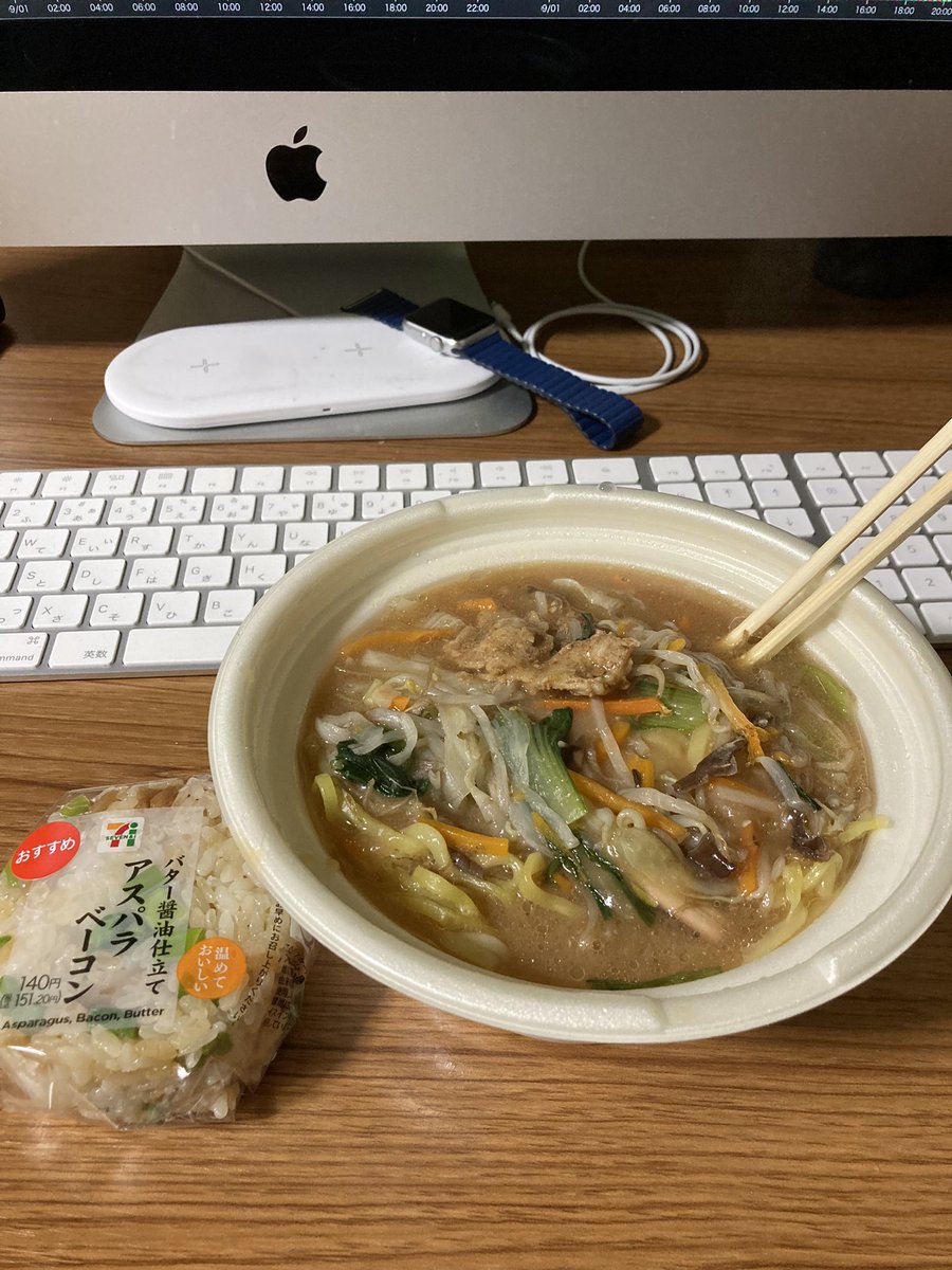 Rabc_abc's tweet photo. 今日の夜食
最近はセブンイレブンばっかり💦

味噌あんかけちゃんぽん（エビ少々）と
アスパラベーコンおにぎり

#ラーメン https://t.co/HvNUXfIB5G