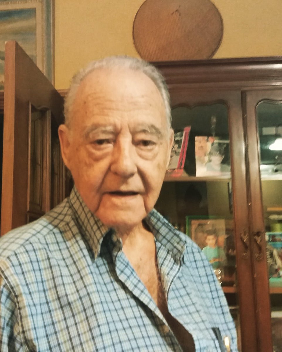 manuelalopezesc's tweet photo. Oremos Señor por el descanso eterno de nuestro tío Matias Escobar , hermano mayor de nuestra madre , que nos ha dejado esta mañana . Dios le tenga en la gloria 🙏 https://t.co/NuMzGNtySY