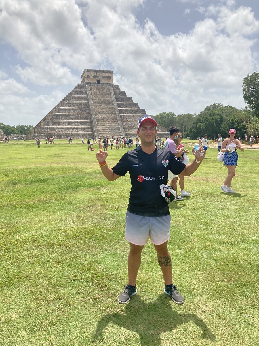 casquet10's tweet photo. Un antequerano con su equipacion de la ciudad @AntequeraCF en una de la 7 maravillas del mundo 😍😍😍😍 https://t.co/RlTKW3QSip