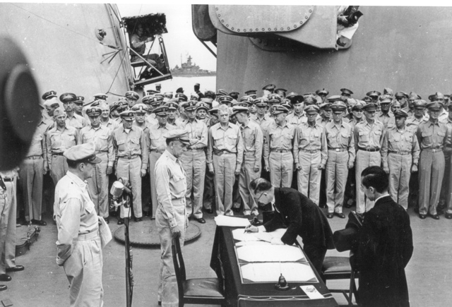 MacArthur1880's tweet photo. 9/2/45 0904 – #Japanese Foreign Minister #MamoruShigemitsu signs #instrumentofsurrender ending #WWII #USSMISSOURI #WWIIEnds https://t.co/H2tu5wBxOp