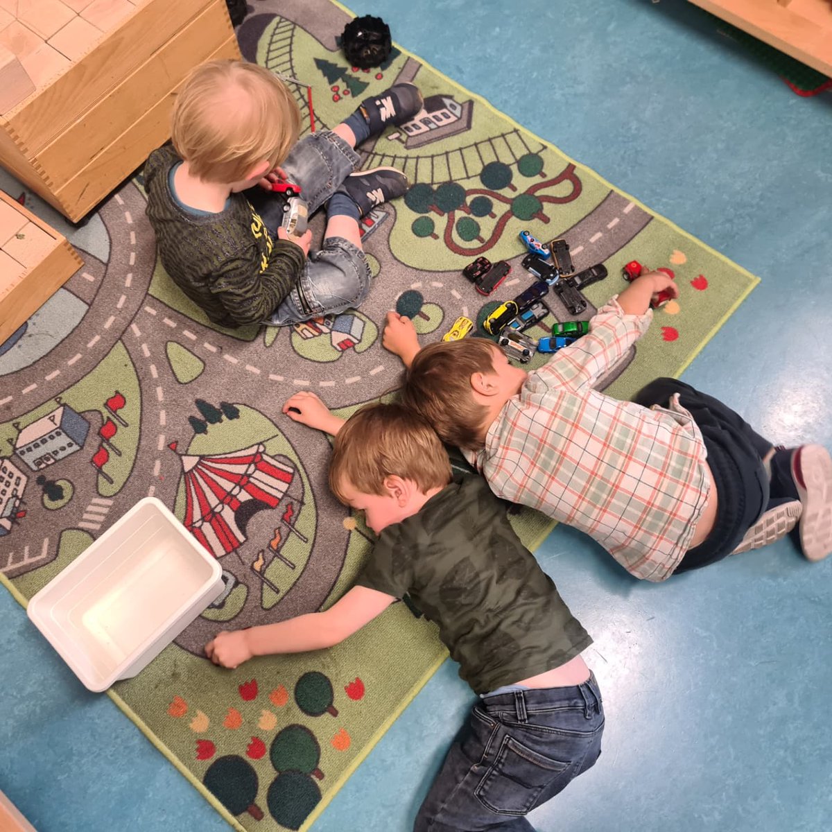 kcmutrecht's tweet photo. Peuter meets kleuter. De peuters bij de kleuters op bezoek. De deur tussen de lokalen gaat open en zo zie je letterlijk dat de overgang van peuter naar kleuter gemakkelijk gaat.Dit is wat wij wilden! Een Integraal Kindcentrum waar je naar toe kan gaan van baby tot einde groep 8! https://t.co/vuWDQnn3VM