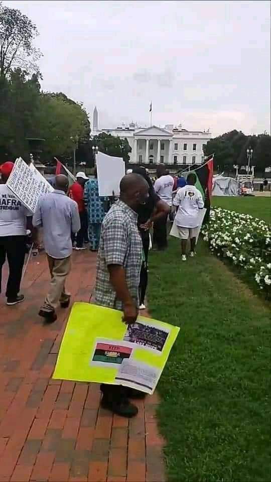 biaframissiontv's tweet photo. BREAKING!!! IPOB Storms U.S. Whitehouse, Demands Nnamdi Kanu's Release (Photos)
#FreeMaziNnamdiKanu
#EndNigeriaNow https://t.co/KygWMbBHbF