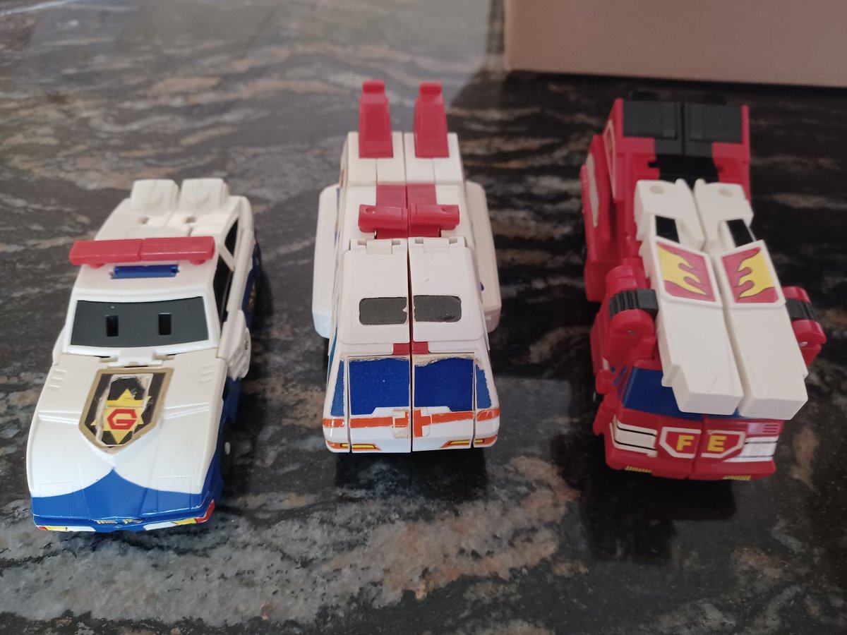 DeadlyRaezer's tweet photo. After seeing him and buying him at the #TFNation Big Broadcast stream Guardion has arrived safe and sound and looking fantastic!! Many thanks to the folks at @ToyFu332 for everything, you guys are amazing!
#BraveofSunFighbird #GuardRescue #GuardStar #GuardFire #Guardion https://t.co/JpRApOtHx7