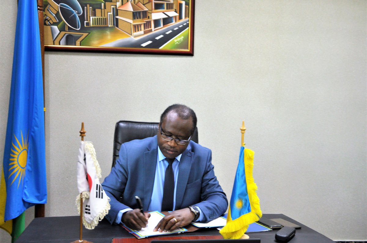 RwandaFinance's tweet photo. Rwanda Coding Academy today received Frw 7.1 billion capacity development support from KOICA. The project will enhance software skills development, complement #NST-1 with a focus on making #Rwanda a globally competitive knowledge –based economy https://t.co/PDw6MWOTZH https://t.co/LgxZPYCU1Q