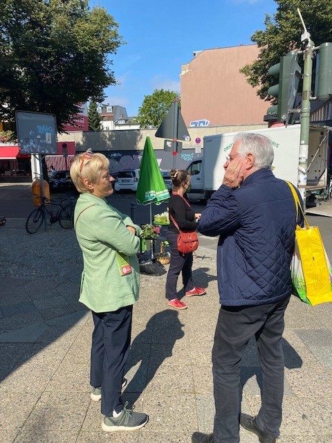 RenateKuenast's tweet photo. Beim #Flyern mit @Annagruenella am Breslauer Platz in #Friedenau. Viele interessante Gespräche mit den #Bürger:innen geführt. Danke für Ihr/eurer Interesse an #Grünen Themen!🌻🌻#bereitweilihresseid #allesistdrin /TK @GrueneTS https://t.co/nRlrQnUdsA