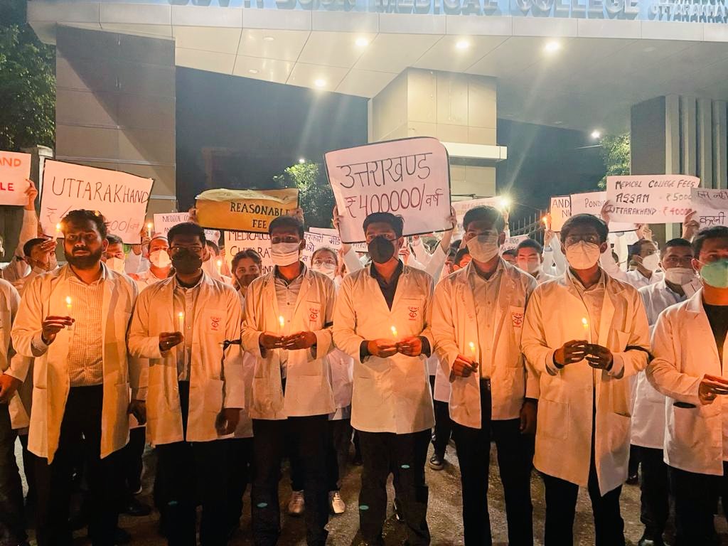 Munmun__1802's tweet photo. Why we are charged like a private college??@pushkardhami we can't afford this huge amount and this is our rights to have low fees. So, why do we need to do protest on this matter again and again.... @drdhansinghuk @ukcmo @UttarakhandMed8 
#wedemandareasonablefee https://t.co/mQThxUnwGx