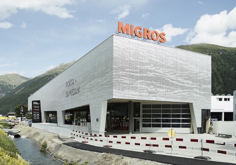 coilaloxide's tweet photo. Migros Shopping Mall Porta Samedan, Switzerland. 

The exterior of this Shopping Mall has been cladded with our X-Wall product.

#coilprojects #anodised #aluminium #coilaloxide #architecture #Switzerland #Worldwide #photography #migros #architecturaldesign https://t.co/B3sW5STJk0