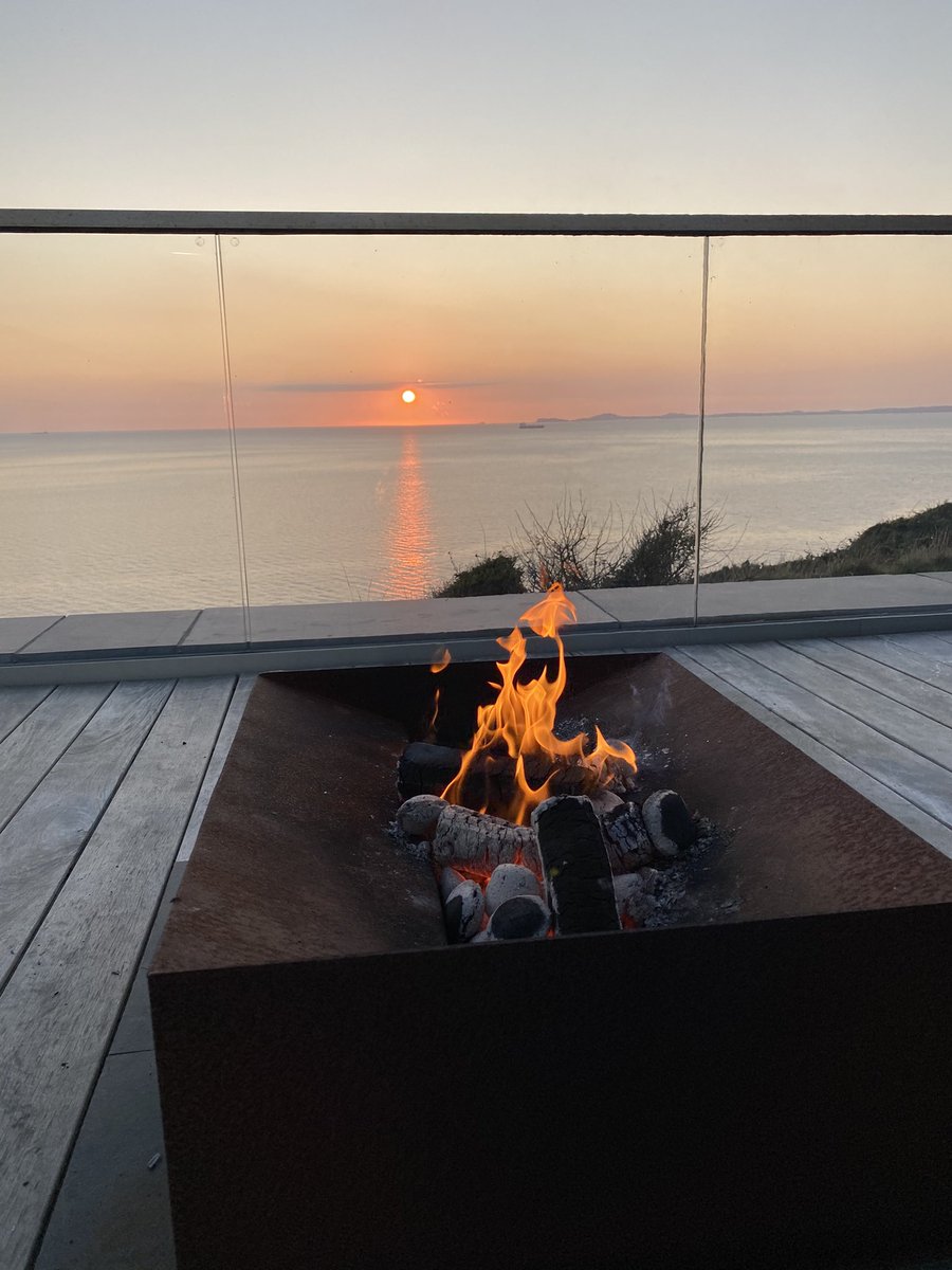 Stunning Blood Orange sunset this evening! ☀️ 🐝 🍯 🍹