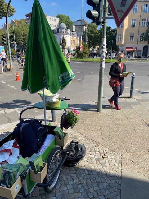 RenateKuenast's tweet photo. Beim #Flyern mit @Annagruenella am Breslauer Platz in #Friedenau. Viele interessante Gespräche mit den #Bürger:innen geführt. Danke für Ihr/eurer Interesse an #Grünen Themen!🌻🌻#bereitweilihresseid #allesistdrin /TK @GrueneTS https://t.co/nRlrQnUdsA