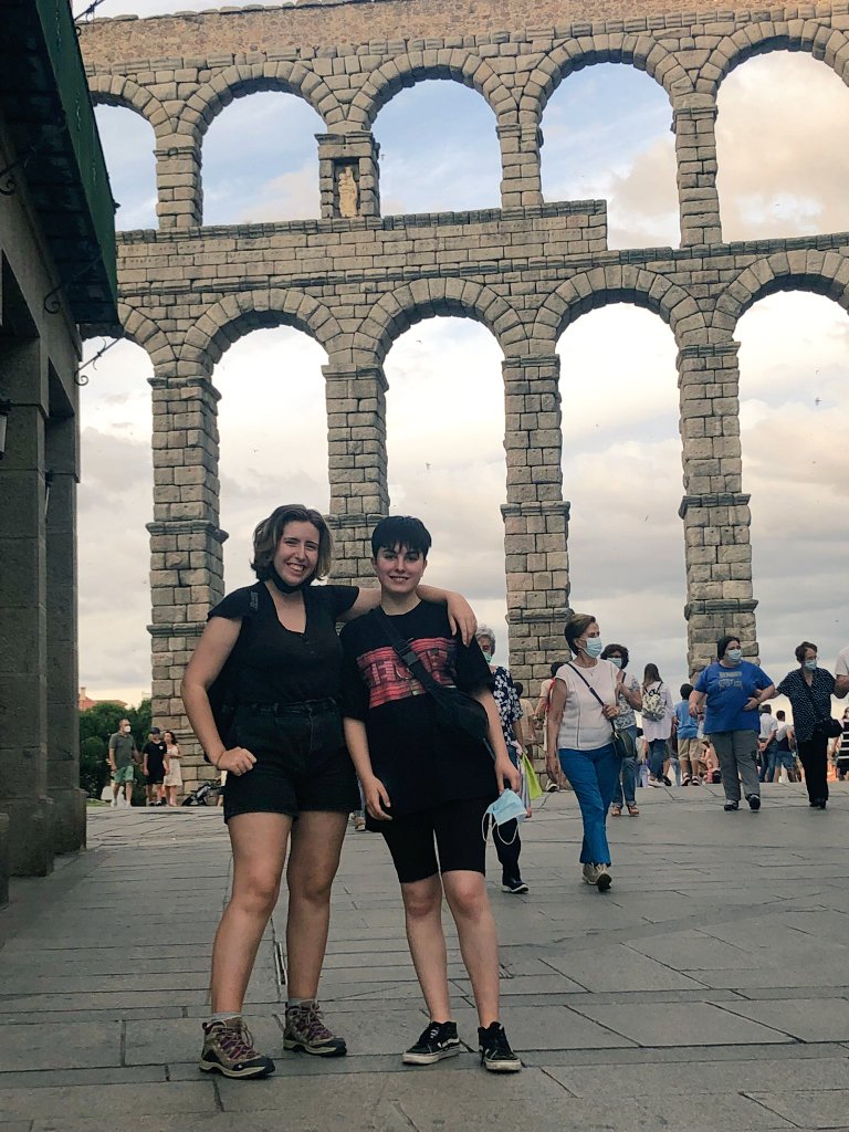 CenaidaLargo's tweet photo. Algunas fotos de este verano✨:
En Segovia con @anxietyandcats ❤️ https://t.co/XWXlBwPcUs