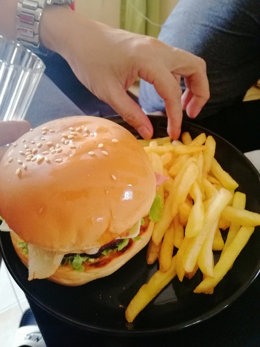 malabananaron's tweet photo. My chicken burger❤️ https://t.co/1DzP6DvWip