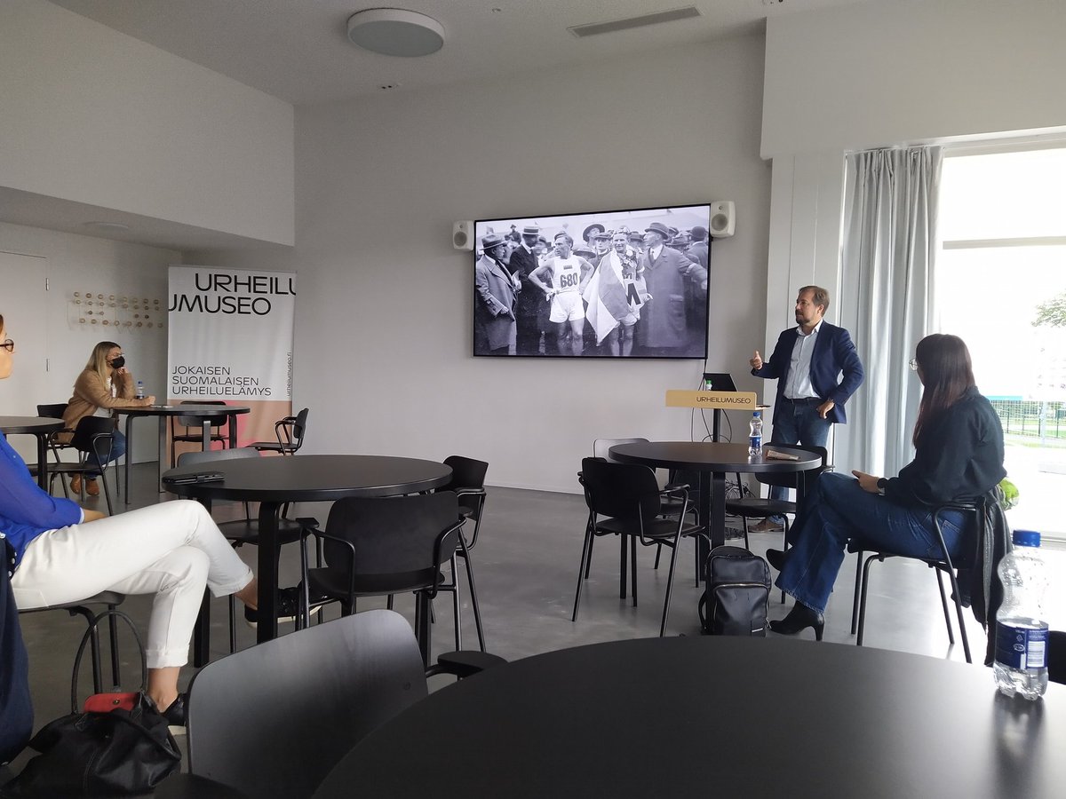 TuijaSoikkeli's tweet photo. Kiinnostava @ProComRy'nvierailu @Urheilumuseo'on. @JukkaPekkaVuori alustaa ja taustoittaa ennen näyttelykierrosta. #procomry #urheilumuseo https://t.co/uMzmhDqnBN
