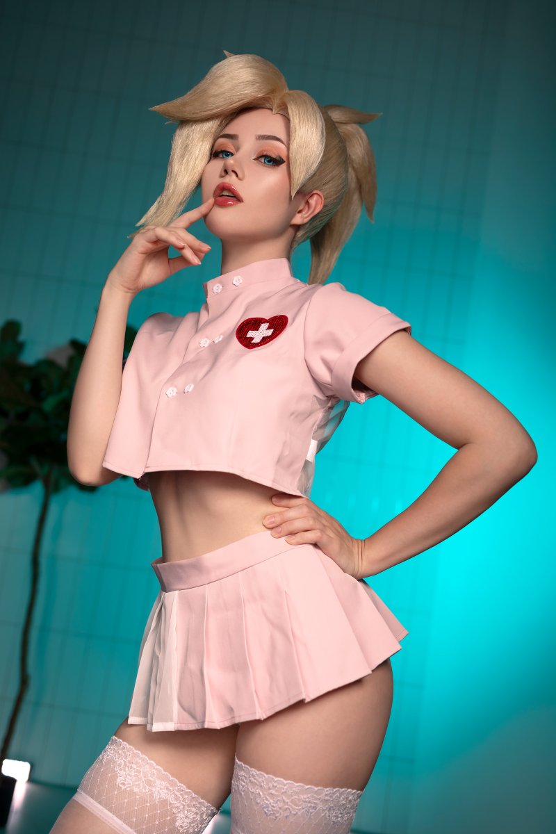Doctor or Nurse?
RT if you like both Mercy looks
And join patreon.com/komori in September  to get some healing 💙