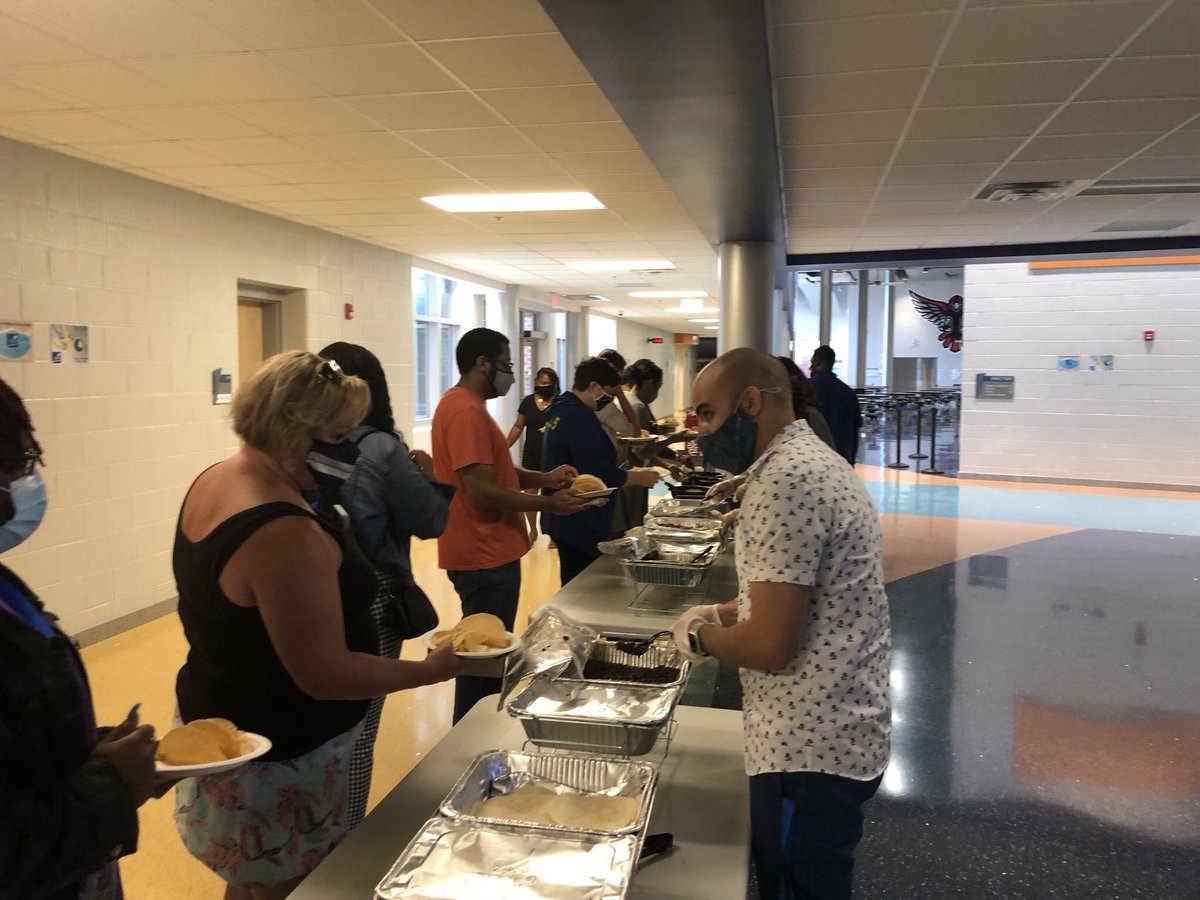 roe_que's tweet photo. Staff Lunch
Convocation Time
2021-2022
Soaring to the Challenge!!
Hawk Yeah!! #@CfcmsHawks
#BuildtheBestSPS https://t.co/T38a2DF4dd