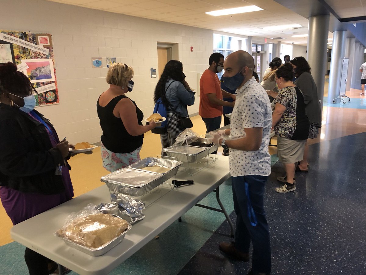 roe_que's tweet photo. Staff Lunch
Convocation Time
2021-2022
Soaring to the Challenge!!
Hawk Yeah!! #@CfcmsHawks
#BuildtheBestSPS https://t.co/T38a2DF4dd
