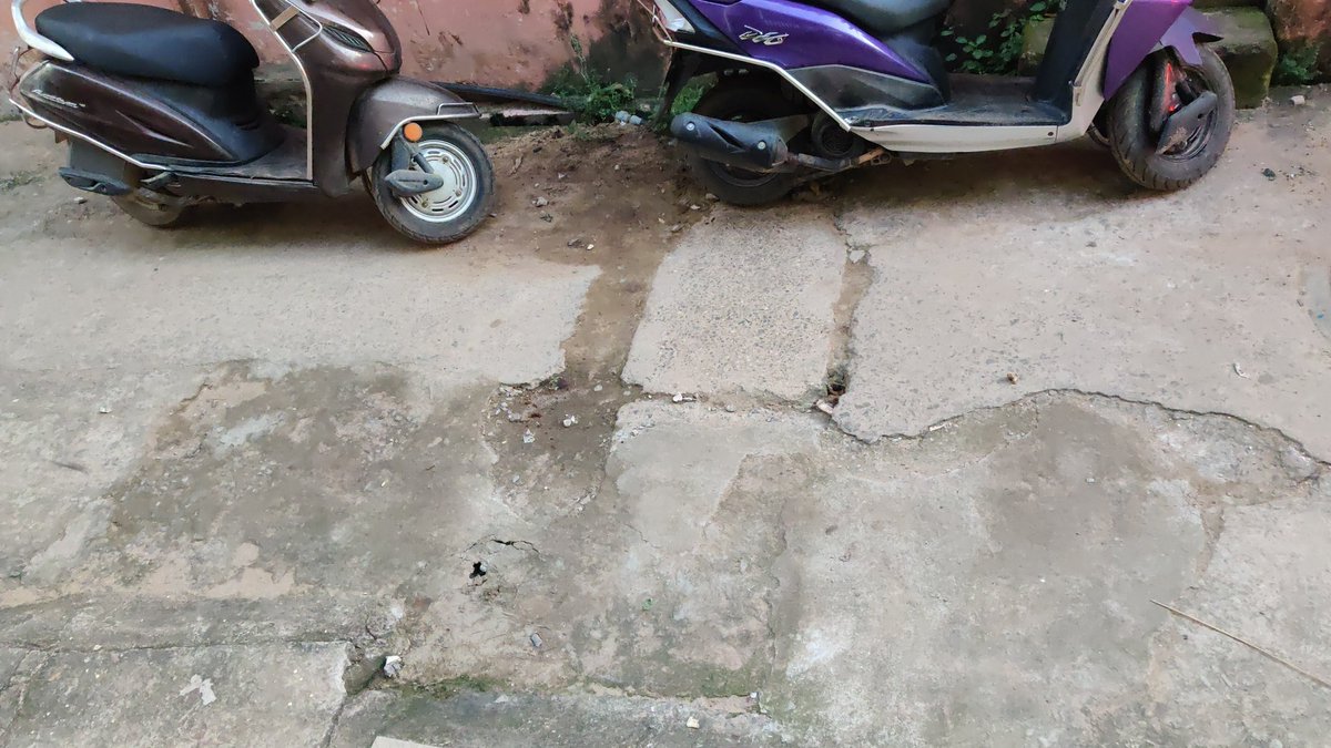 surfxl's tweet photo. @CTCChronicle @CMCCuttack @debashish_mla @pravat_mla @AnanyaDasIAS And this is the quality of the road outside our house. Who is to be held responsible for renovation that has been pending for years now!?? https://t.co/kRKrPDsdor