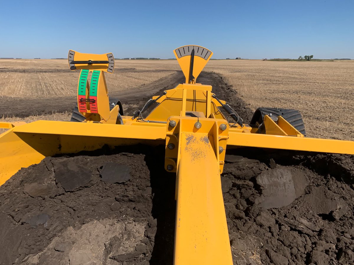 PhiBerAG's tweet photo. The Gladiator's large, easy-to-read tilt, depth &amp; horizon indicators help determine your blade angle, digging dept, &amp; perspective of digging as well as the angle of cut.  #phiberag #phibergladiator #movemoredirt https://t.co/OSEcZ7BCpi