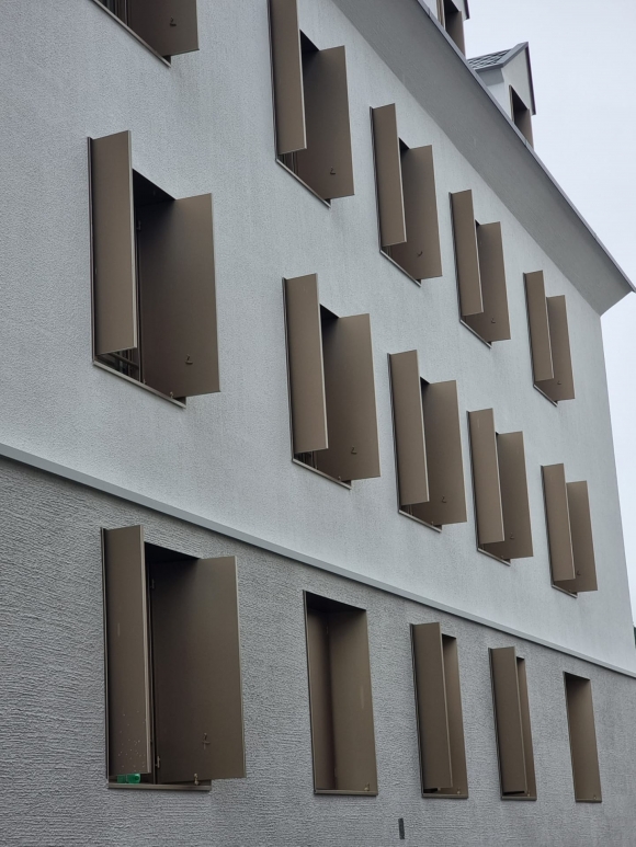 coilaloxide's tweet photo. CASPAR, das drei Häuser Hotel

Project located in Muri, Switzerland. COIL's X-Flex product has been used for both roof and window sills. 
Swiss architect, Tilla Theus.
#Switzerland #architect #architecture #anodised #aluminium  #Aluminum #coilprojects #coilaloxide #photography https://t.co/1xUWQuW2vt