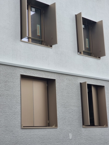 coilaloxide's tweet photo. CASPAR, das drei Häuser Hotel

Project located in Muri, Switzerland. COIL's X-Flex product has been used for both roof and window sills. 
Swiss architect, Tilla Theus.
#Switzerland #architect #architecture #anodised #aluminium  #Aluminum #coilprojects #coilaloxide #photography https://t.co/1xUWQuW2vt