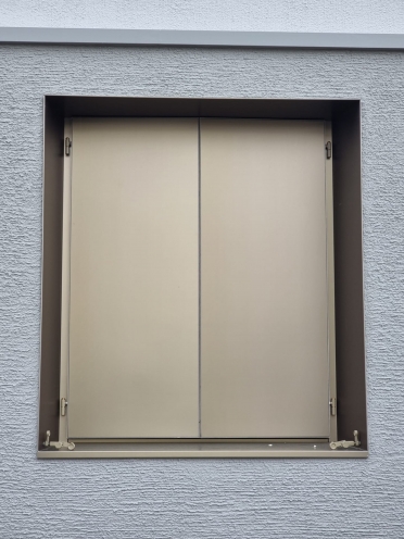 coilaloxide's tweet photo. CASPAR, das drei Häuser Hotel

Project located in Muri, Switzerland. COIL's X-Flex product has been used for both roof and window sills. 
Swiss architect, Tilla Theus.
#Switzerland #architect #architecture #anodised #aluminium  #Aluminum #coilprojects #coilaloxide #photography https://t.co/1xUWQuW2vt