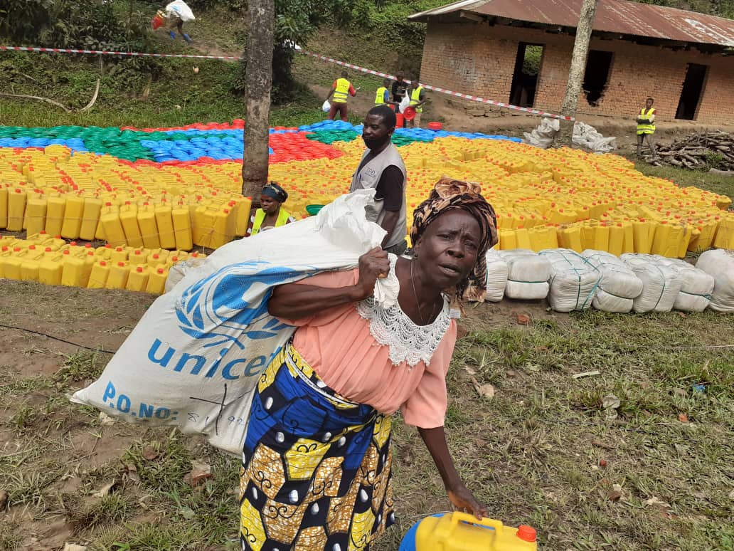 UNICEFDRC's tweet photo. Plus de 2.5.. familles déplacées à Burhinyi dans la province du Sud-Kivu ont reçu des kits d’urgence grâce au soutien de @USAIDSavesLives, @GermanyDiplo, @UNCERF, @Sida et @MofaJapan_en. https://t.co/eyXru3O7Ow
