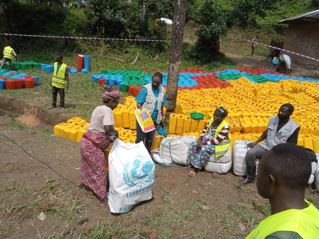 UNICEFDRC's tweet photo. Plus de 2.5.. familles déplacées à Burhinyi dans la province du Sud-Kivu ont reçu des kits d’urgence grâce au soutien de @USAIDSavesLives, @GermanyDiplo, @UNCERF, @Sida et @MofaJapan_en. https://t.co/eyXru3O7Ow